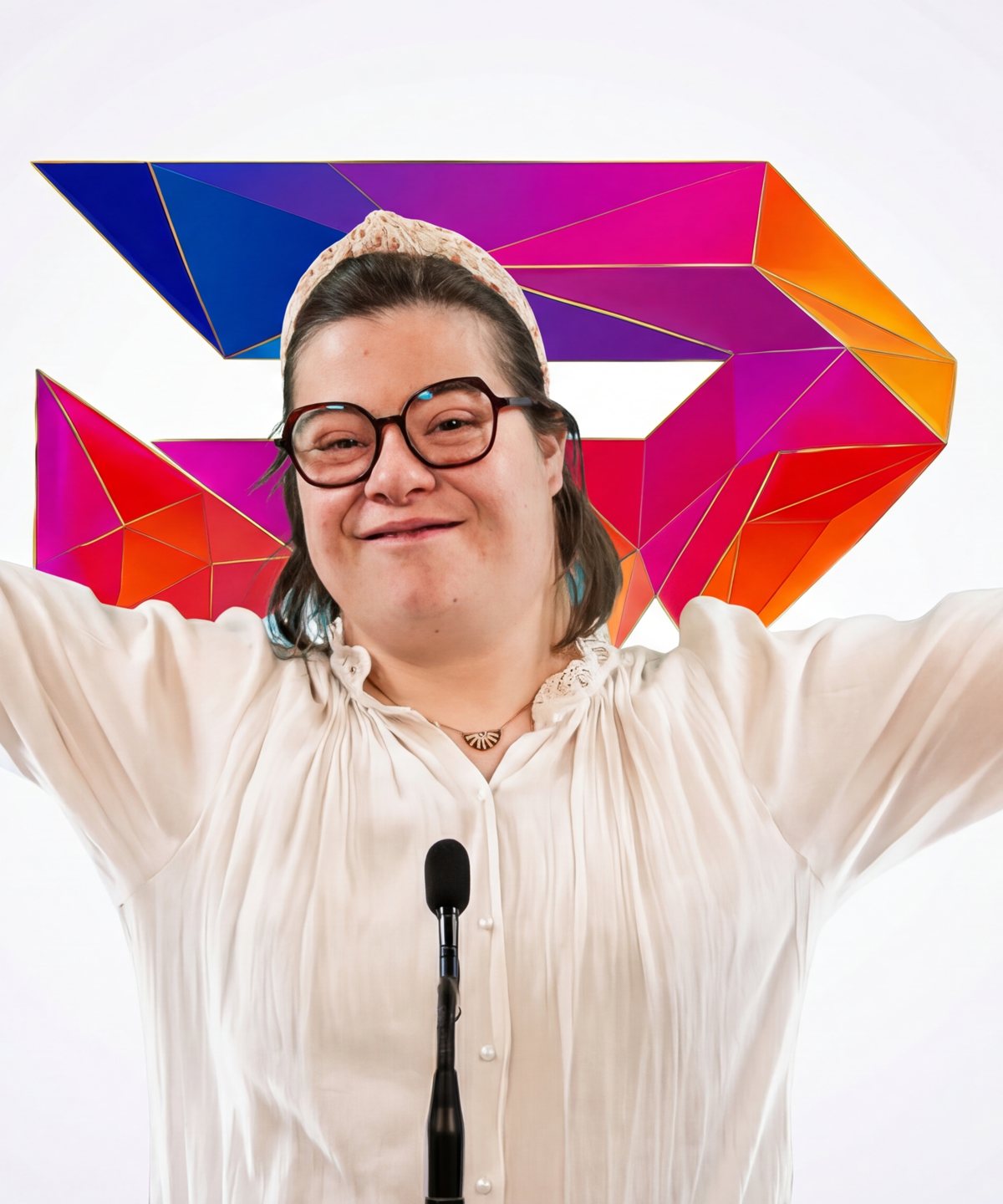 Alix, ambassadrice de Rayoneo, bras grands ouverts et souriante devant un micro, sur le fond blanc du studio, avec le logo Rayoneo derrière elle.