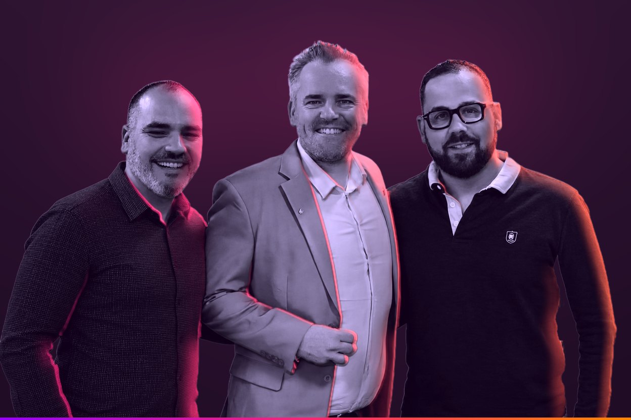 Les trois cofondateurs de Rayoneo, côte à côte et souriants.